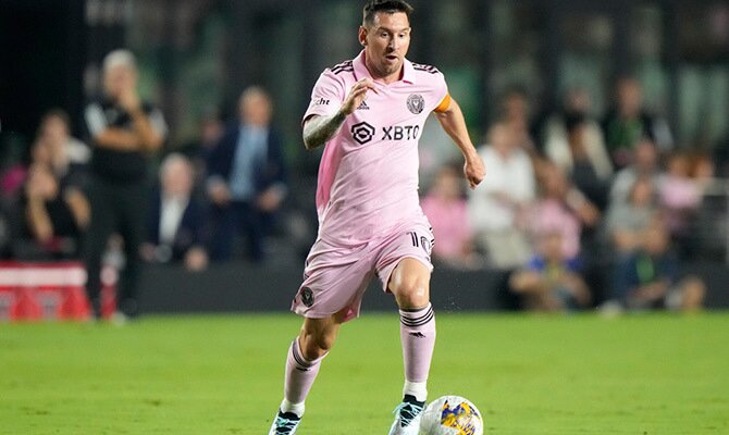 Lionel Messi conduce el balon en partido del Inter Miami en la MLS