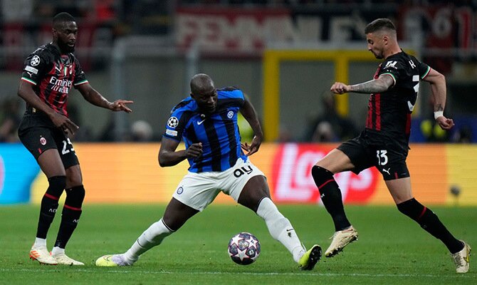 Romelu Lukaku del Inter entre dos defensores del Milan en partido de Champions