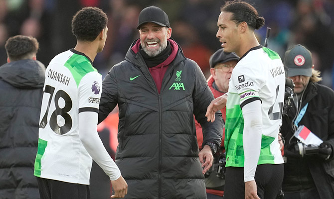 Jurgen Klopp saluda a Jarell Quansah y Van Dijk tras un triunfo del Liverpool