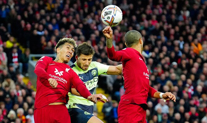 Roberto Firmino de Liverpool y Ruben Dias del Man City buscan el balon