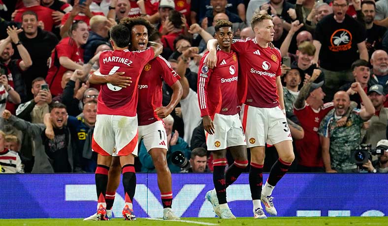 Jugadores del Manchester Utd festejan un gol de Joshua Zirkzee