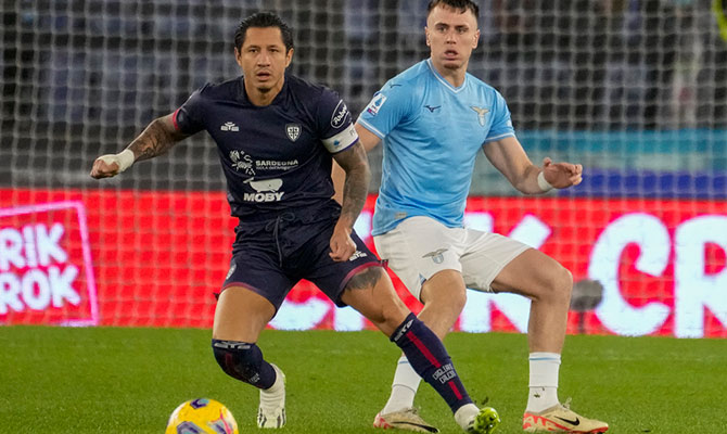 Gianluca Lapadula del Cagliari en partido contra la Lazio