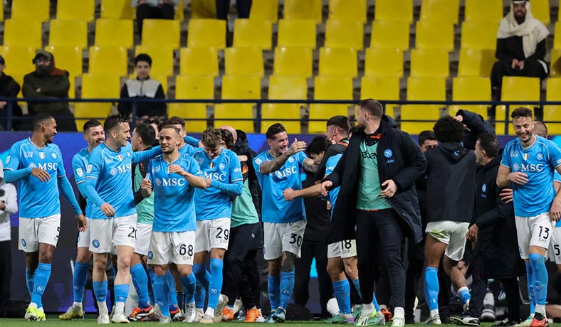Futbolistas del Napoli celebran el pase a la final de la Supercopa
