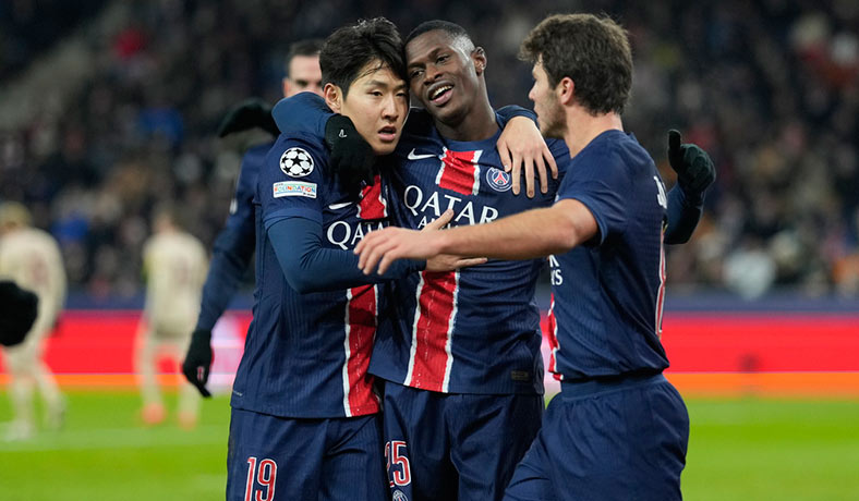 Jugadores del PSG celebran un gol de Nuno Mendes en Champions