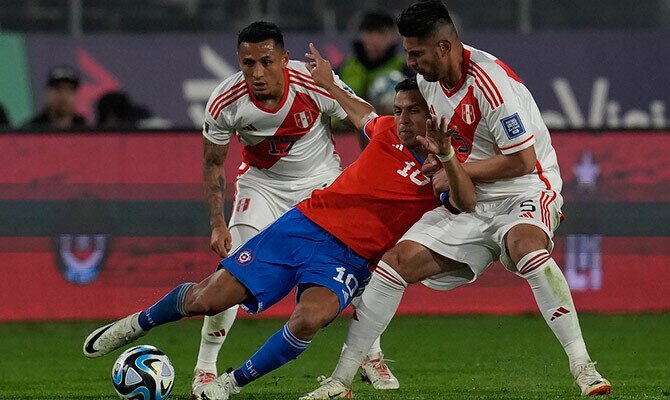 Carlos Zambrano marca a Alexis Sanchez en Chile vs Peru