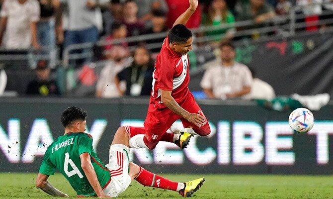 Raul Ruidiaz en amistoso con la Seleccion Peruana frente a Mexico