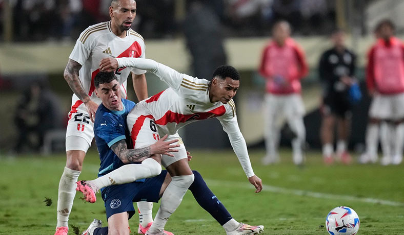 Marcos Lopez y Alexander Callens de Peru ante Paraguay