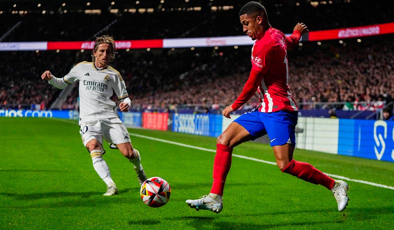Samuel Lino del Atletico ante la marca de Luka Modric del Real Madrid