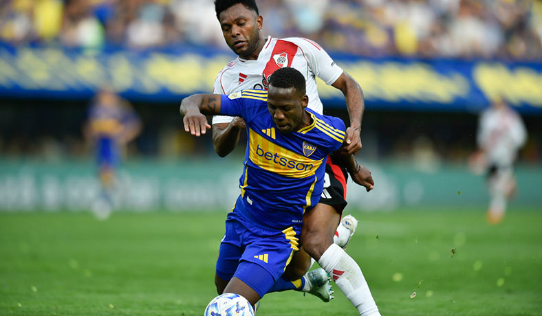 Luis Advincula de Boca ante Miguel Borja de River
