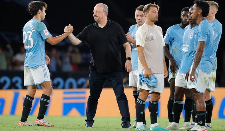 Rafa Benitez felicita a varios jugadores del Celta de Vigo