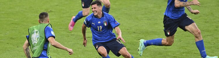 Los jugadores de Italia corren por el césped celebrando un gol. Apuestas y pronósticos Euro 2020.