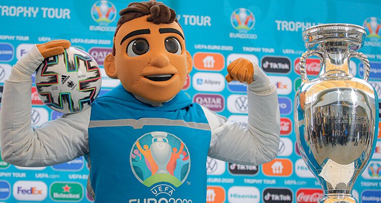 Skillzy, la mascota de la Euro 2020, junto al trofeo. Conoce nuestra guía para tus apuestas Euro 2020