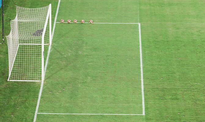 Imagen de una portería y varios balones en el área. Cuotas Ecuador vs Perú, Copa América 2021.