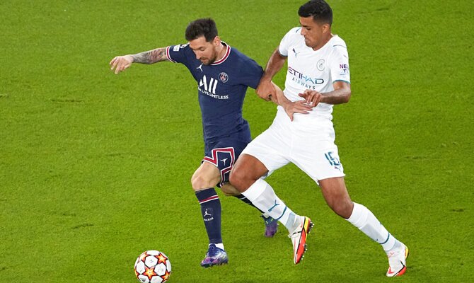 Leo Messi y Rodri Hernández luchan por controlar el balón. Cuotas Manchester City vs PSG, UCL.