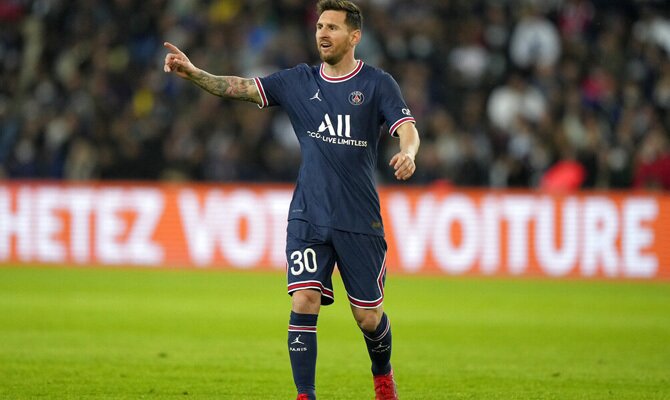 Leo Messi da indicaciones a un compañero en la imagen. Cuotas PSG vs Manchester City, Champions.