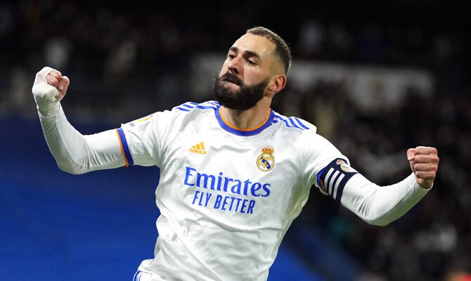Karim Benzema cierra los puños festejando un gol. Cuotas Real Madrid vs Athletic de Bilbao, LaLiga.