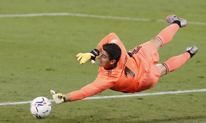 Imagen de Thibaut Courtois haciendo una parada. Cuotas y picks del Real Madrid vs Betis